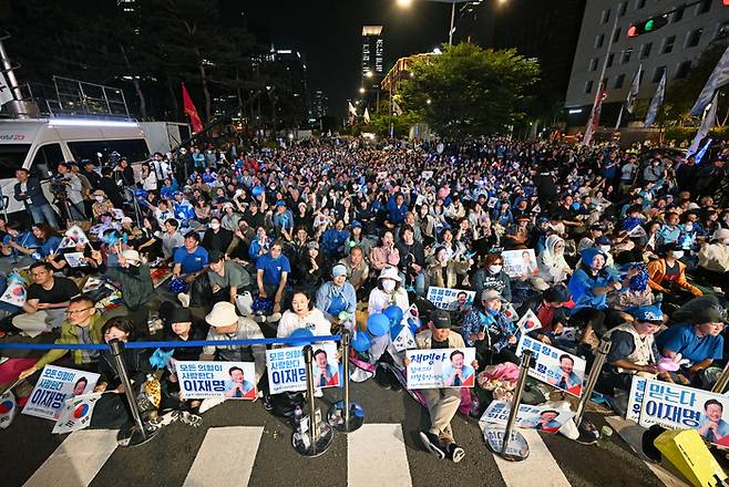 제21대 대통령선거일인 3일 서울 여의도 국회앞에 모인 더불어민주당 이재명 대선후보 지지자들이 개표방송을 보며 환호하고 있다. [김호영 기자]