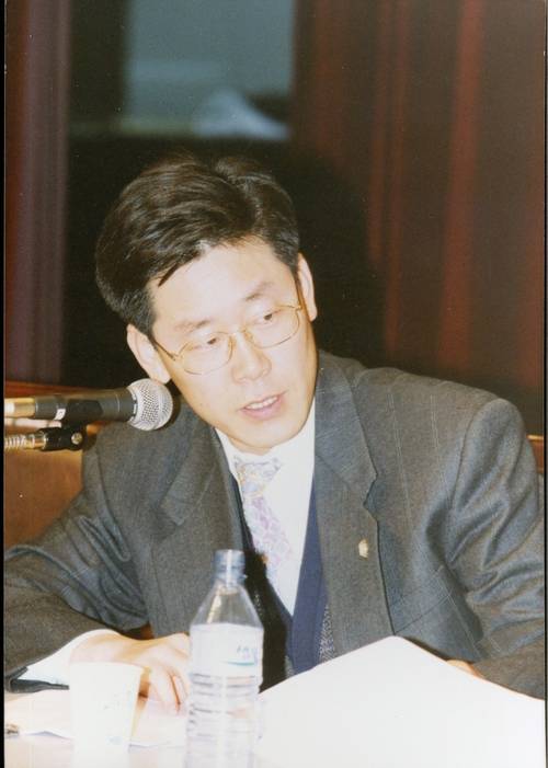 이재명 후보는 사법연수원을 수료한 후 인권변호사로 활동을 시작했다. 1990년 중반 인권 변호사로 활동하면서 토론회에 참석한 모습. [사진 = 더불어민주당]
