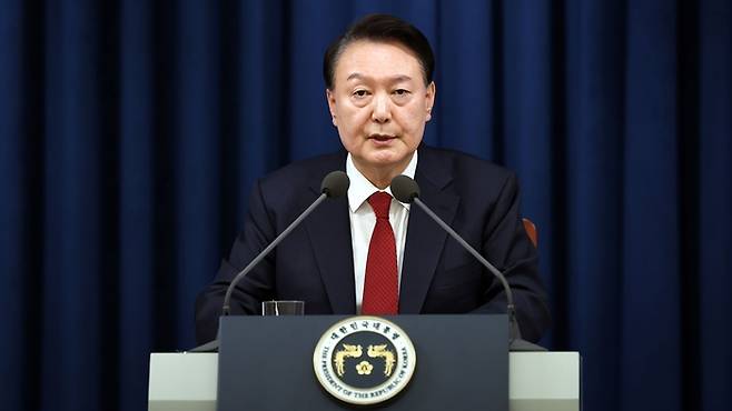 윤석열 대통령이 지난해 12월 3일 밤 서울 용산 대통령실 청사에서 긴급 대국민 특별 담화에서 비상계엄을 선포한다고 말하고 있다. [사진 = 연합뉴스]