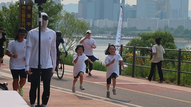 도착 지점이 보이자 질주하는 어린이 참가자/사진=김지은 여행+ 기자