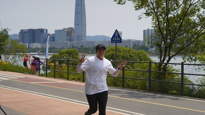 브이하며 도착 지점에 들어오는 외국인 참가자/사진=김지은 여행+ 기자