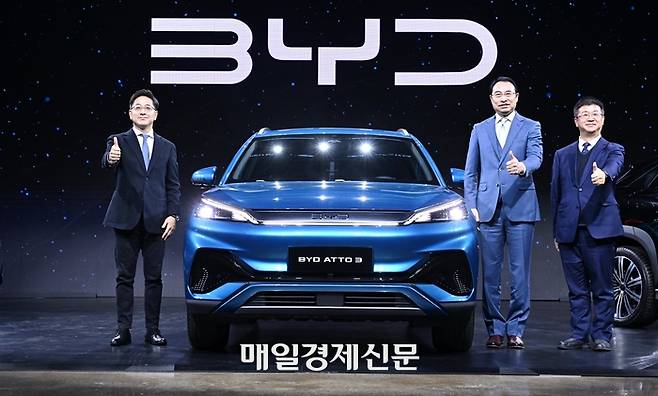 중국 전기차 BYD(비아디) 승용 브랜드 국내 공식 출범을 알리는 미디어 쇼케이스가 16일 인천 중구 상상플랫폼에서 열렸다. 조인철 BYD코리아 승용부문 대표(왼쪽부터), 류쉐량 BYD 아시아태평양 자동차 영업사업부 총경리, 딩하이미아오 BYD코리아 대표가 기념촬영 하고 있다. 
2025.1.16 [한주형기자]