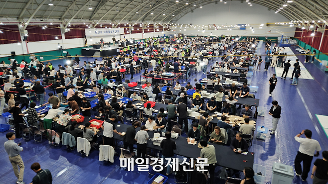 제21대 대선일이던 지난 3일 밤 11시 50분께 개표사무원들이 인천서구개표소에서 개표를 하고 있다. [사진 지혜진 기자]
