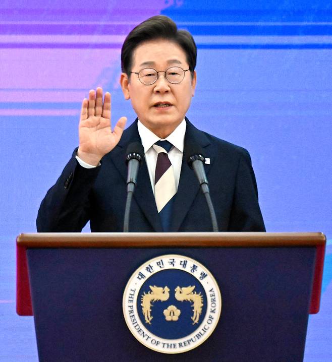 이재명대통령이 4일 오전 국회 로텐더홀에서 열린 제21대 대한민국 대통령 취임 선서를 하고 있다.  [김호영 기자]