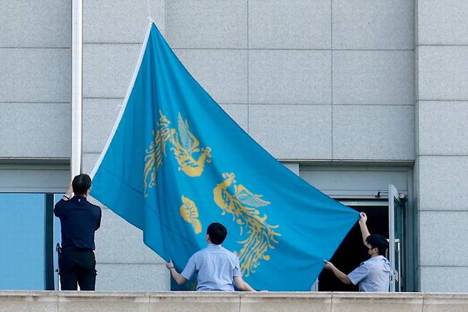 이재명 21대 대통령 임기가 시작된 4일 서울 용산 대통령실 청사에서 대통령실 직원들이 봉황기를 게양하고 있다. [이승환 기자]