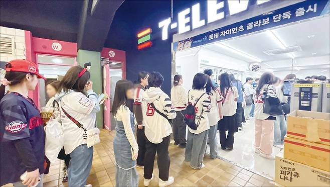 롯데 자이언츠 컬래버 상품은 5월 2~5일 연휴간 사직야구장에서만 4만개에 달하는 수량이 팔려나갔다. 사진은 부산 사직야구장 내 세븐일레븐에서 ‘롯데 자이언츠 띠부씰’이 들어간 제품을 사기 위해 사람들이 줄지어 서 있는 모습. (세븐일레븐 제공)