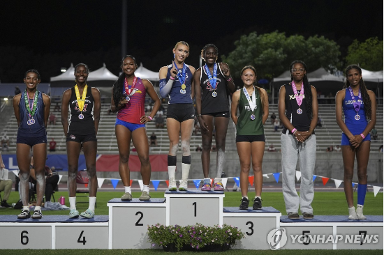 시상대 1위 자리에 공동으로 선 트랜스젠더 AB 에르난데스(왼쪽). (사진=AP연합)