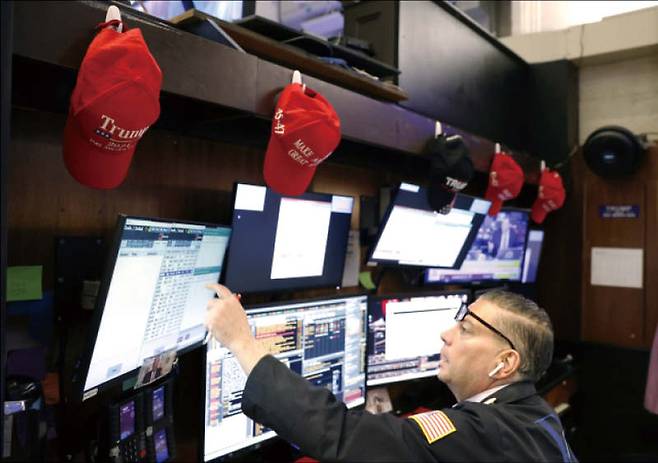 미국 뉴욕 월스트리트의 뉴욕증권거래소(NYSE)에 도널드 트럼프 미국 대통령이 주창한 MAGA(미국을 다시 위대하게) 모자가 걸려 있다. (UPI=연합뉴스)
