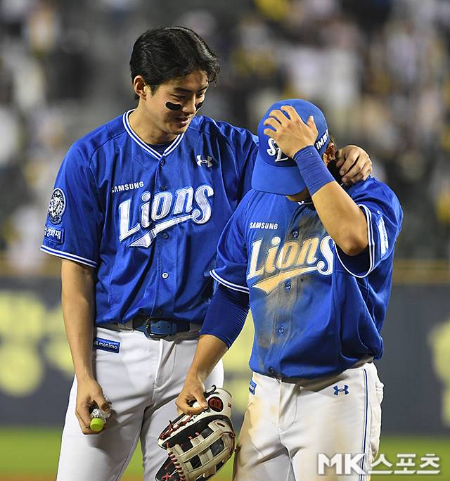 30일 서울 잠실야구장에서 ‘2025 KBO리그’ 삼성 라이온즈와 LG 트윈스의 경기, 삼성 구자욱이 실책으로 괴로워하는 박승규를 위로하고 있다.