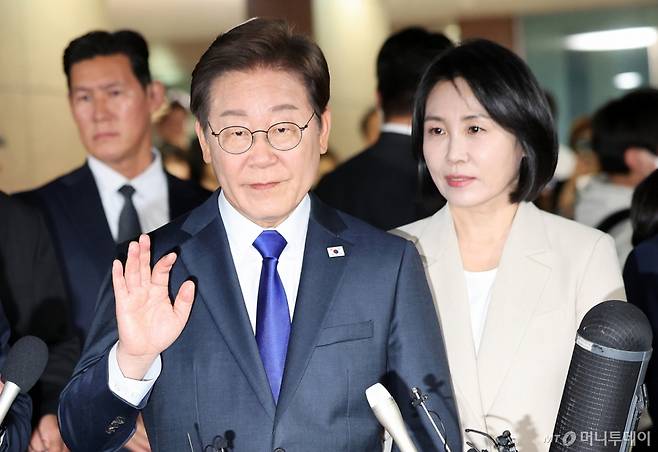 (인천=뉴스1) 이동해 기자 = 이재명 더불어민주당 대통령 후보가 3일 밤 당선이 확실시된 가운데 인천 계양구 자택을 나서고 있다. 2025.6.4/뉴스1  Copyright (C) 뉴스1. All rights reserved. 무단 전재 및 재배포,  AI학습 이용 금지. /사진=(인천=뉴스1) 이동해 기자