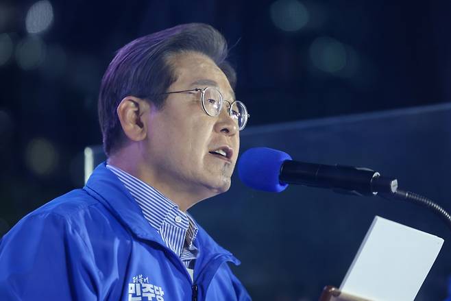 이재명 더불어민주당 대통령 후보가 제21대 대통령선거를 하루 앞둔 2일 오후 서울 영등포구 여의도공원에서 열린 마지막 유세에서 지지를 호소하고 있다./사진=뉴스1