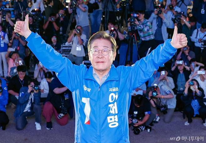 (서울=뉴스1) 안은나 기자 = 이재명 더불어민주당 대통령 후보가 제21대 대통령선거를 하루 앞둔 2일 오후 서울 영등포구 여의도공원에서 열린 마지막 유세에서 엄지 손가락을 치켜들고 있다. 2025.6.2/뉴스1  Copyright (C) 뉴스1. All rights reserved. 무단 전재 및 재배포,  AI학습 이용 금지. /사진=(서울=뉴스1) 안은나 기자