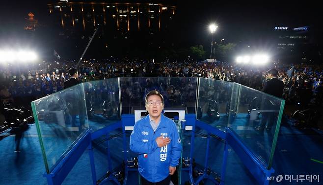 (서울=뉴스1) 안은나 기자 = 이재명 더불어민주당 대통령 후보가 제21대 대통령선거를 하루 앞둔 2일 오후 서울 영등포구 여의도공원에서 열린 마지막 집중 유세에 참석해 애국가를 부르며 국기에 대한 경례를 하고 있다. 2025.6.2/뉴스1 Copyright (C) 뉴스1. All rights reserved. 무단 전재 및 재배포, AI학습 이용 금지. /사진=(서울=뉴스1) 안은나 기자