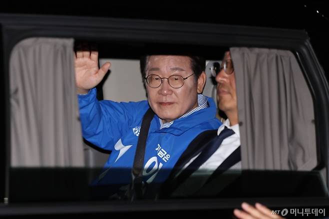 [이재명 더불어민주당 대선후보가 2일 오후 서울 영등포구 여의도공원 문화의마당에서 열린 집중유세를 마친 뒤 차를 떠나고 떠나며 시민들을 향해 인사하고 있다. /사진=뉴시스