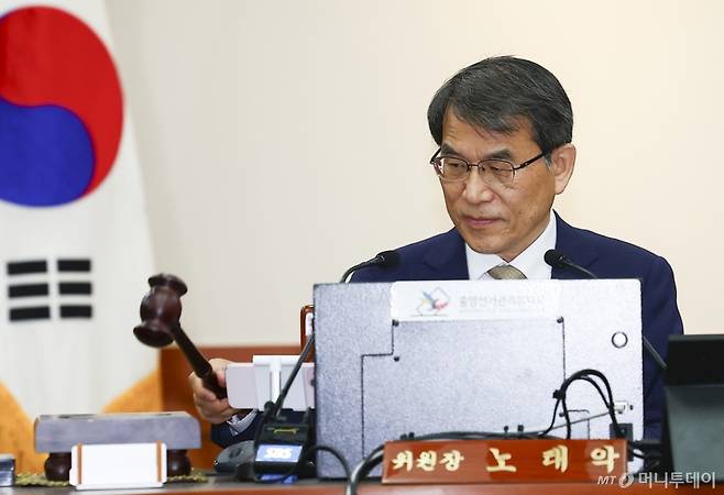 [과천=뉴시스] 김근수 기자 = 노태악 중앙선거관리위원장이 4일 오전 경기 과천시 중앙선거관리위원회 회의실에서 열린 제21대 대통령 당선인 결정 위한 전체 위원회에서 당선인 결정안을 상정하고 있다. 2025.06.04. ks@newsis.com /사진=김근수