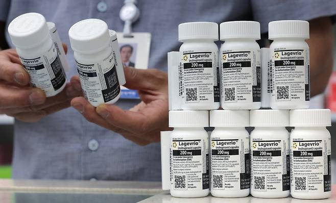 최근 주변 국가에서 코로나19 환자가 증가하는 가운데 지난달 23일 서울 종로구 한 약국에서 약국장이 치료제 중 하나인 라게브리오를 정리하고 있다./사진=뉴스1