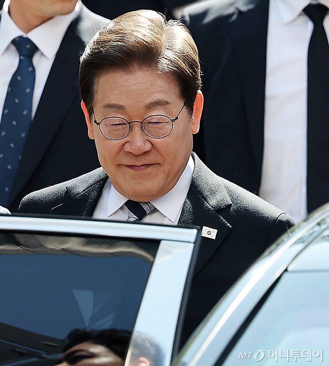 (인천=뉴스1)  오대일 기자 = 이재명 대통령이 제21대 대통령 임기를 시작한 4일 오전 인천 계양구 자택 앞에서 열린 주민 환송 행사를 마친 후 국립서울현충원으로 향하는 차량에 탑승하고 있다. 2025.6.4/뉴스1  Copyright (C) 뉴스1. All rights reserved. 무단 전재 및 재배포,  AI학습 이용 금지. /사진=(인천=뉴스1)  오대일 기자