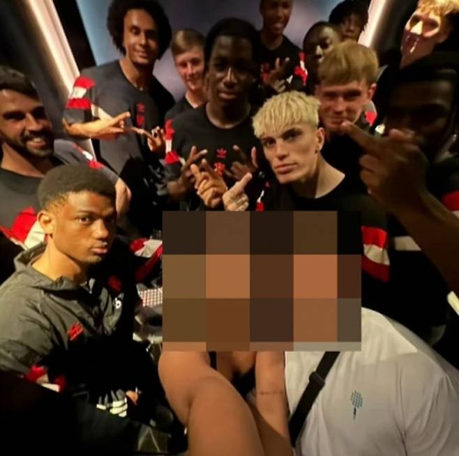 알레한드로 가르나초 등 맨유 선수들이 아시아 팬과 사진을 찍던 중 가운데 손가락을 치켜드는 손가락 욕설을 해 입방아에 올랐다. /사진=엑스(X·옛 트위터)