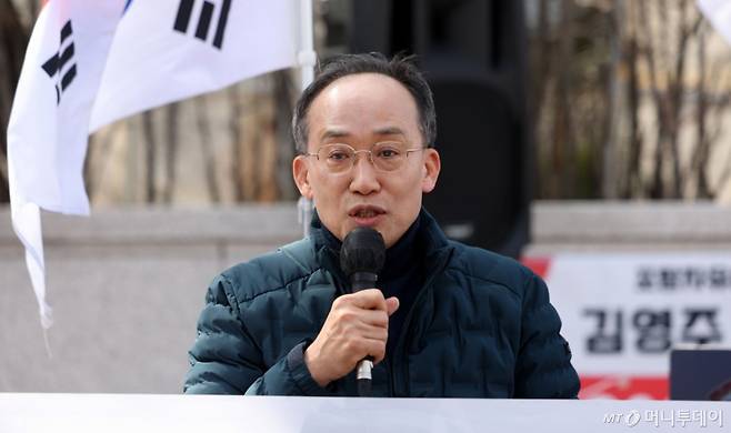 [서울=뉴시스] 김선웅 기자 = 추경호 국민의힘 국회의원이 헌재의 윤석열 대통령에 대한 탄핵심판 선고가 임박한 13일 서울 종로구 헌법재판소 앞에서 열린 탄핵 반대 삭발식에 참석해 발언하고 있다. 2025.03.13. /사진=김선웅