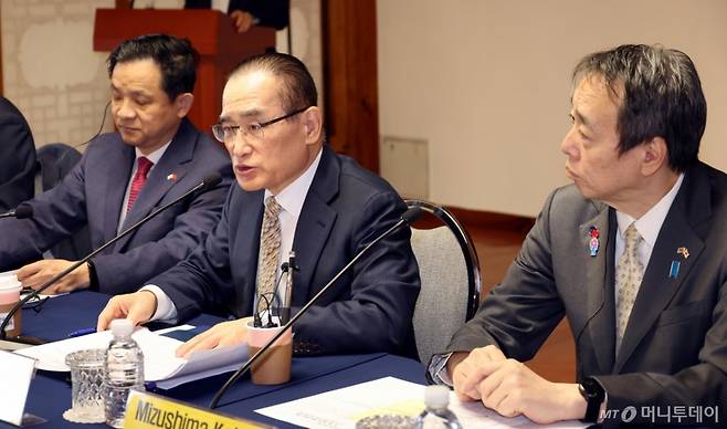 [서울=뉴시스] 조성봉 기자 = 위성락 더불어민주당  의원이 27일 서울 여의도 국회 사랑재에서 열린 한·중·일 3국 협력 전문가 대화에서 개회사를 하고 있다. 왼쪽부터 다이빙 주한 중국대사, 위 의원, 미즈시마 고이치 주한 일본대사. 2025.03.27 suncho21@newsis.com /사진=조성봉