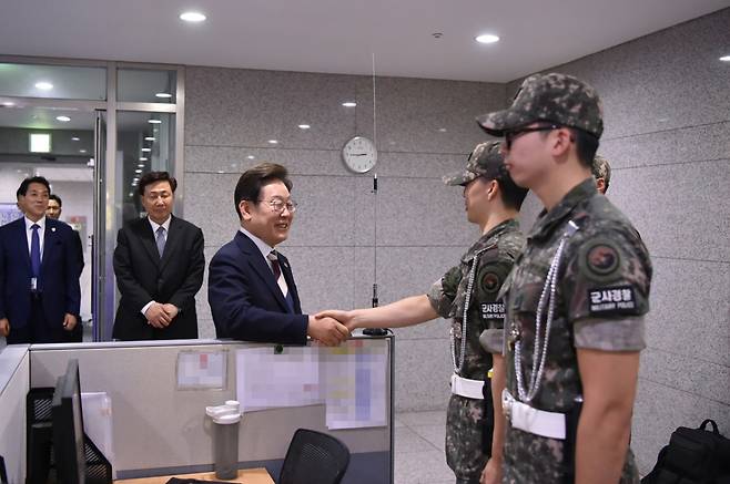 이재명 대통령이 4일 오후 2시30분쯤 합동참모본부 전투통제실을 방문해 의무 복무 중인 병사들과 악수하며 환하게 웃고 있다. / 사진=국방부