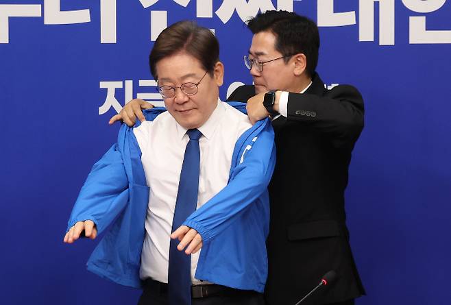 사진은 지난 4월28일 서울 여의도 국회에서 열린 최고위원회의에서 이 후보에게 선거운동복을 입혀주는 박 원내대표. /사진=뉴시스