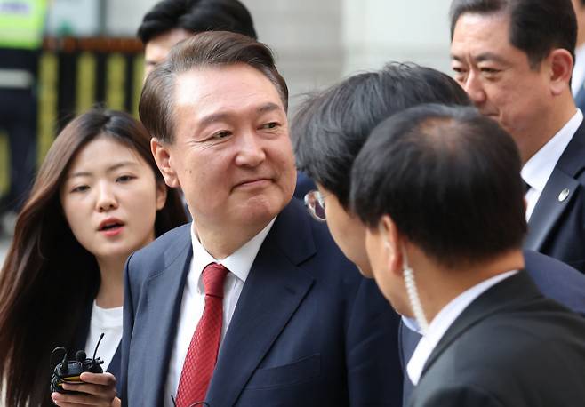 승리를 견인한 또 다른 결정적 요인은 선거 구도와 환경이다. 사진은 윤석열 전 대통령이 지난 5월26일 오후 서울 서초구 중앙지방법원에서 열린 내란 우두머리 혐의, 직권남용 권리행사방해 혐의 사건 5차 공판을 마친 후 법원을 나서며 지지자들을 보고 있는 모습. /사진=뉴스1