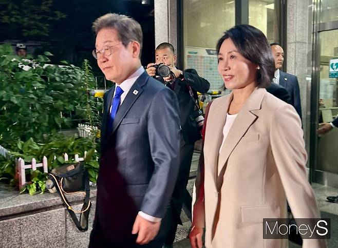 이 당선인은 4일 취임과 동시에 곧바로 5년 임기를 시작한다. 사진은 더불어민주당 당사를 나서는 이재명 당선인과 김혜경 여사의 모습. /사진=김성아 기자