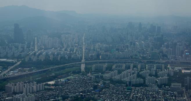 건설업계는 새정부가 주택시장 수요 회복을 위한 부동산 정책을 마련해주기를 희망했다. 사진은 지난달 26일 서울 송파구 롯데월드타워 서울스카이에서 바라본 아파트 전경. /사진=뉴시스