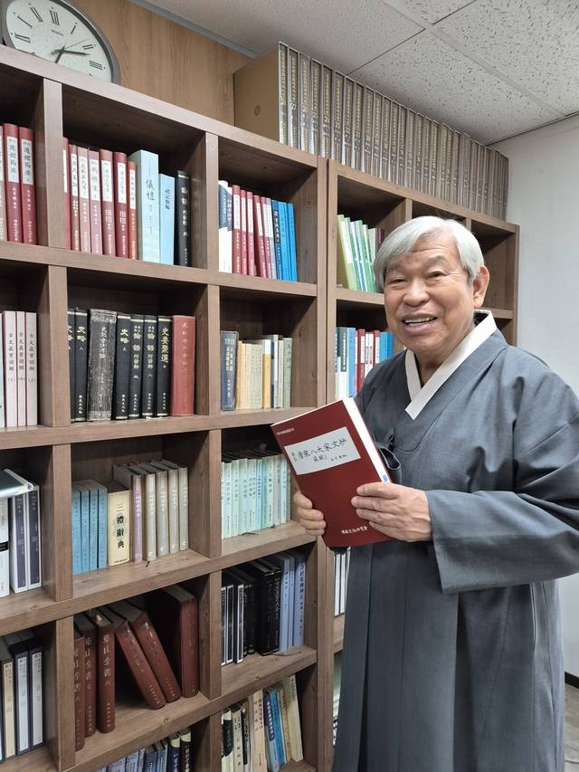 성백효 해동경사연구소장은 “때로 한학 공부에서 도망치고 싶을 때도 있었으나, 80평생을 외길만 걸어온 것에 이젠 만족한다”며 웃었다.   제자 장영박 씨 제공