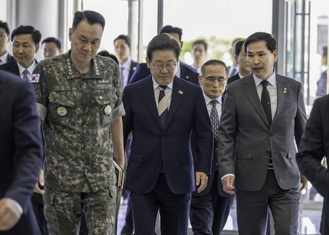 이재명 대통령이 4일 서울 용산구 합동참모본부를 방문해 김선호 국방부 장관 직무대행, 김명수 합참의장과 전투통제실로 이동하고 있다. 국방부 제공