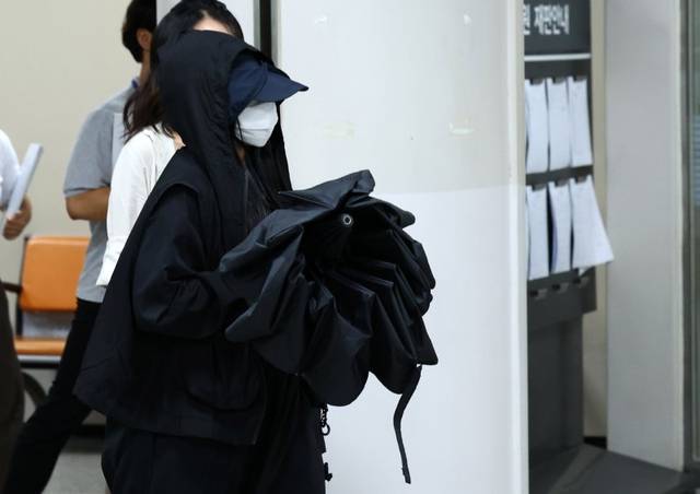 유튜브 채널 ‘탈덕수용소’ 운영자가 지난 2024년 9월 서울 서초구 서울중앙지방법원에서 열린 ‘강다니엘 명예훼손’ 사건 1심 선고 공판에서 벌금 1000만원을 선고 받은 뒤 법원을 나서고 있는 모습. 뉴시스