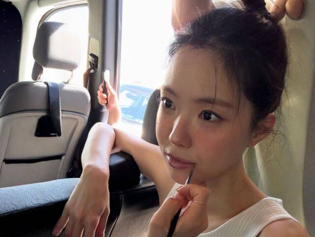 에이핑크 출신 배우 손나은이 화보 촬영 현장에서 여름 분위기 물씬 나는 메이크업을 선보였다. / 손나은 인스타그램 캡처