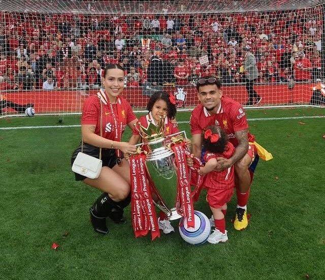 리버풀 윙어 디아스 가족들이 리그 우승 후 그라운드에서 기념촬영을 하고 있다./ 폰스 소셜미디어