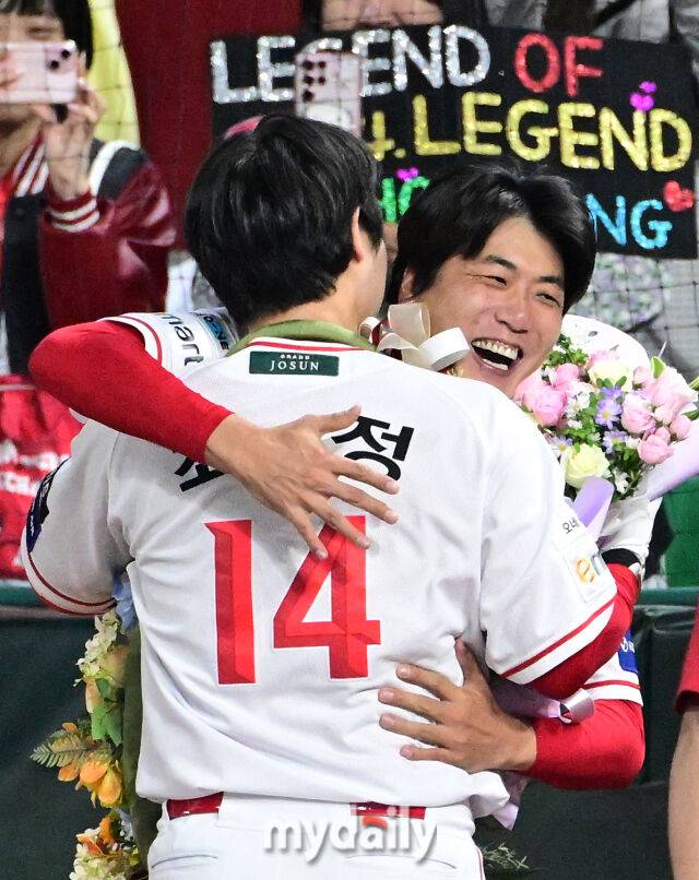 2025년 5월 13일 오후 인천 SSG랜더스필드에 진행된 '2025 신한 SOL뱅크 KBO 리그' NC 다이노스와 SSG 랜더스의 경기. SSG 최정이 6회말 2사 1루서 2점 홈런을 치며 KBO 사상 첫 500홈런을 친 뒤 김광현의 축하를 받고 있다./마이데일리