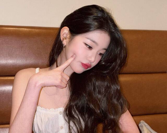 장원영의 애교에 네티즌들 사이 호불호가 갈려 화제다. / 장원영 소셜미디어 캡처