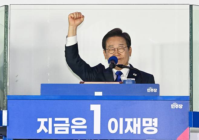 이재명 대통령이 4일 제21대 대통령 당선이 확실시된 후 서울 여의도 국회 인근에서 당 주최로 열린 국민개표방송 행사에 참석해 연설하고 있다. [공동취재, 연합]