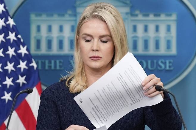 캐롤라인 래빗 미국 백악관 대변인이 3일(현지시간) 한국의 6·3 대선 결과에 대한 도널드 트럼프 행정부의 공식 반응을 밝히려다 답변지를 찾지 못해 발표하지 못하는 해프닝이 벌어졌다. [AP]