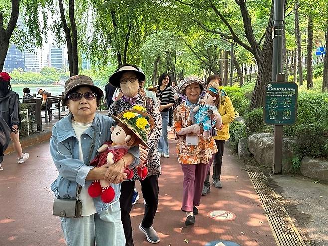 송파구 어르신들 AI로봇 효손이와 걷기