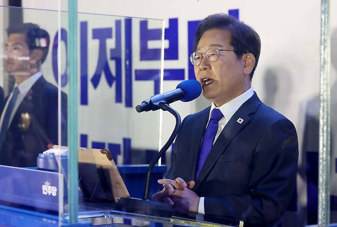 이재명 대통령이 4일 당선이 확실시된 후 서울 여의도 국회 인근에서 당 주최로 열린 국민개표방송 행사에 참석해 연설하고 있다. [연합]