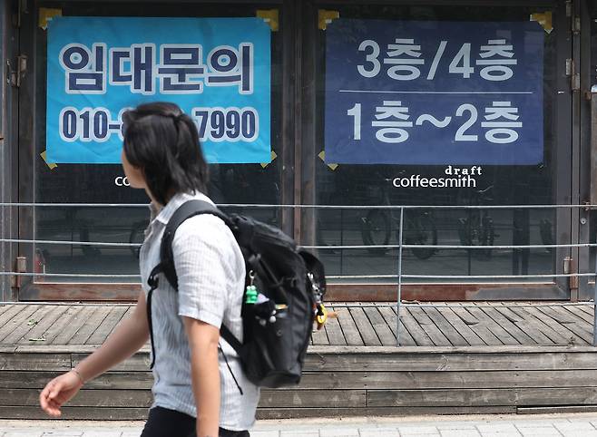 이재명 제21대 대통령은 대선 공약으로 가계와 소상공인의 금융부담을 낮추는 특단의 대책을 마련하겠다고 약속했다. 사진은 서울 서대문구 한 상가에 임대 관련 안내문이 붙어 있는 모습 [연합]