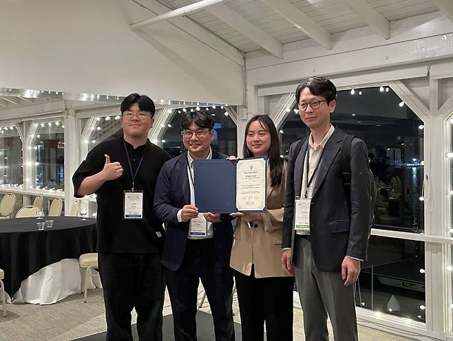 좌훈승(왼쪽 두번째) DGIST 교수 연구팀이 IEEE RTAS 2025 최우수 논문상 수상했다.[DGIST 제공]