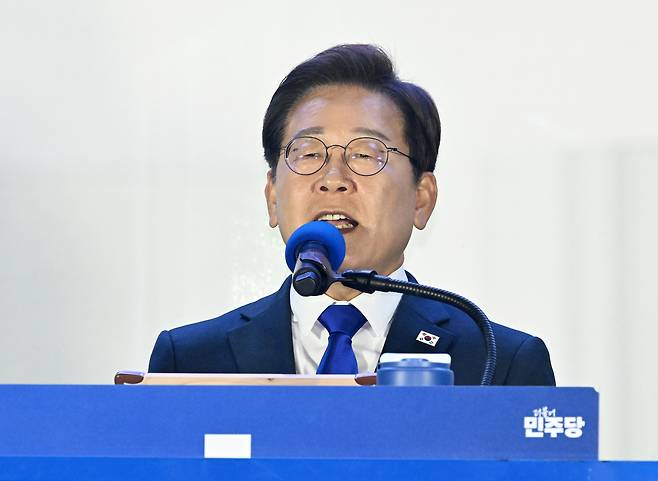 제21대 대통령 당선이 확실시되는 더불어민주당 이재명 대선 후보가 4일 서울 여의도 국회 인근에서 당 주최로 열린 국민개표방송 행사에 참석해 연설하고 있다. [연합]
