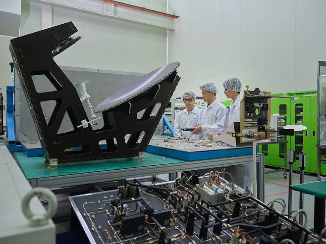 ETRI 연구진이 3GPP의 6G 표준 기반 저궤도 위성통신 시스템 개발 연구를 수행하고 있다.[ETRI 제공]