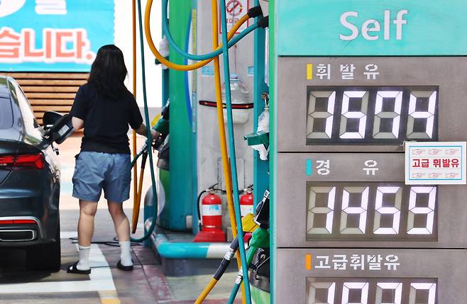 이번 주 국내 주유소 휘발유와 경유의 주간 평균 가격이 3주 연속 소폭 하락한 가운데 1일 서울의 한 주유소에 휘발유·경유 가격이 표시되어 있다.  [연합]