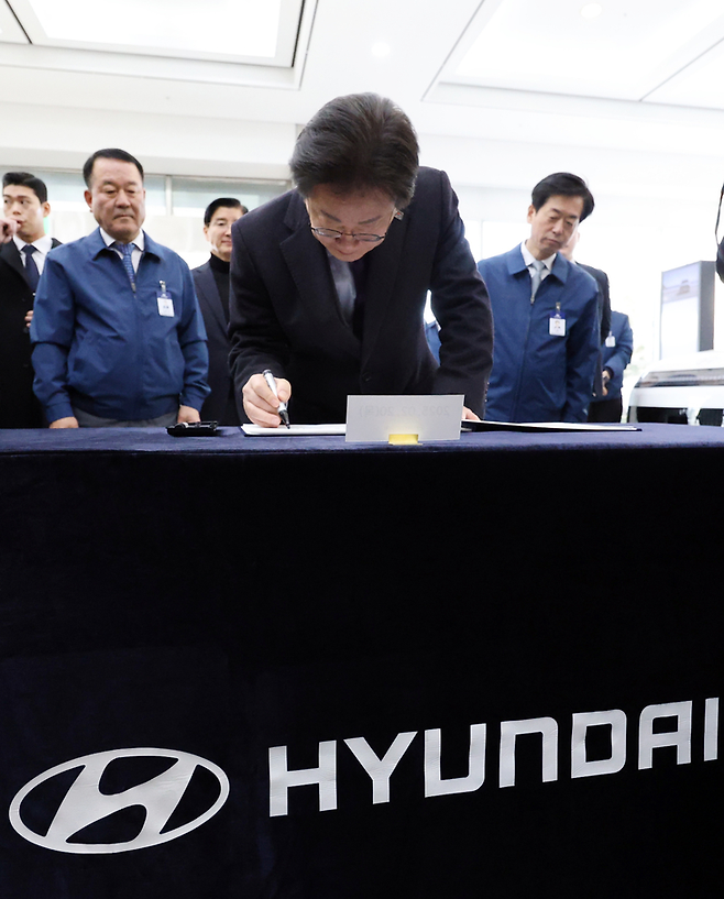 이재명 대통령이 지난 2월 충남 아산시 현대자동차 아산공장을 방문한 뒤 방명록을 작성하고 있다.  [연합]