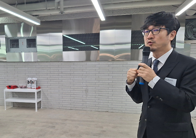 김덕수 아우토크립트 사장이 최근 진행한 기자간담회에서 프리젠테이션을 진행하고 있다. [김성우 기자]