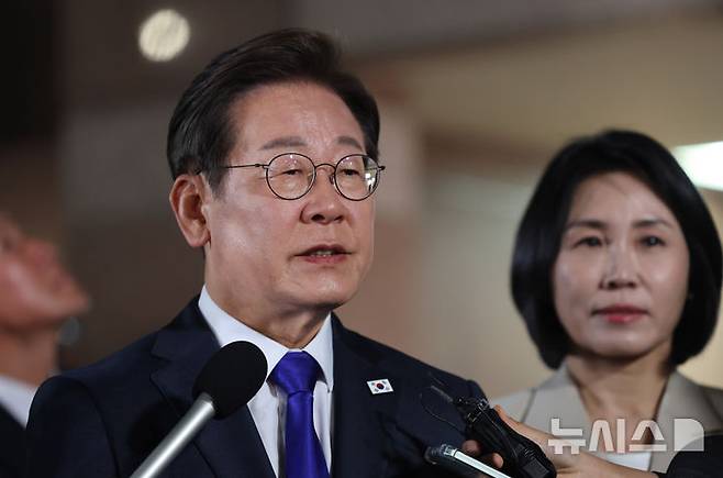 [인천=뉴시스] 전진환 기자 = 이재명 대통령이 3일 밤 인천 계양구 자택을 나서며 지지자들에게 인사말을 하고 있다. 2025.06.04.  amin2@newsis.com