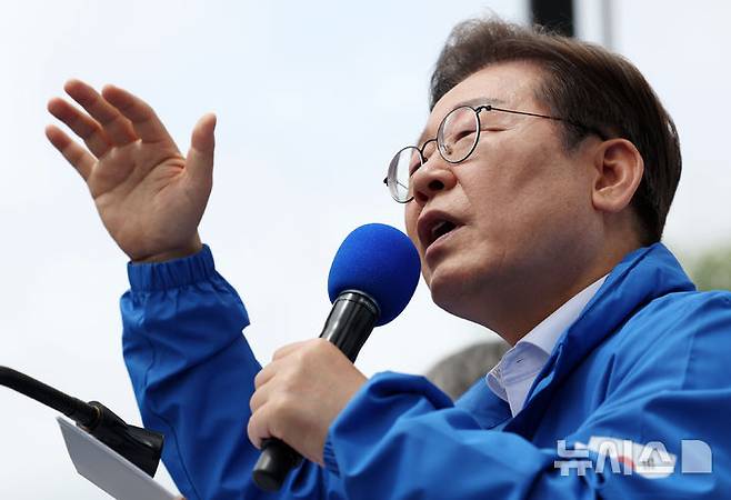 [나주=뉴시스] 조성우 기자 = 이재명 더불어민주당 대선후보가 17일 전남 나주시 금성관 앞에서 열린 유세에서 연설하고 있다. 2025.05.17. photo@newsis.com