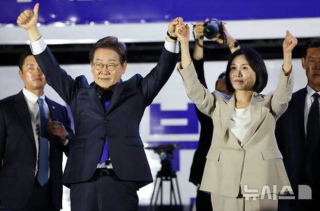[서울=뉴시스] 조성우 기자 = 이재명 대통령과 김혜경 여사가 4일 오전 서울 여의도 국회 앞에서 열린 국민 개표방송 행사에서 시민들에게 인사하고 있다. 2025.06.04. xconfind@newsis.com